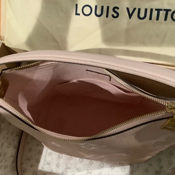 Lv purse by the pool - Picture 3 of 9